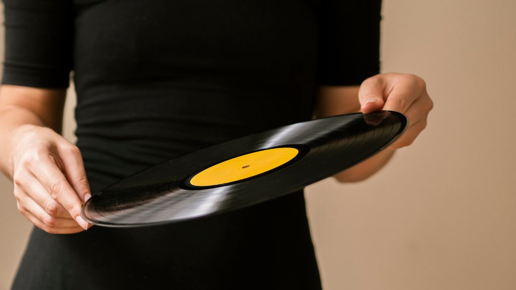 Pessoa segurando um disco de vinil.